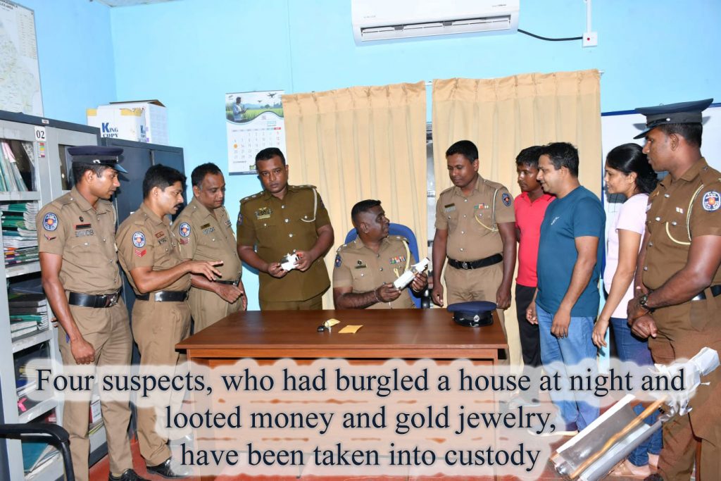 Four suspects, who had burgled a house at night and looted money and gold jewelry, have been taken into custody