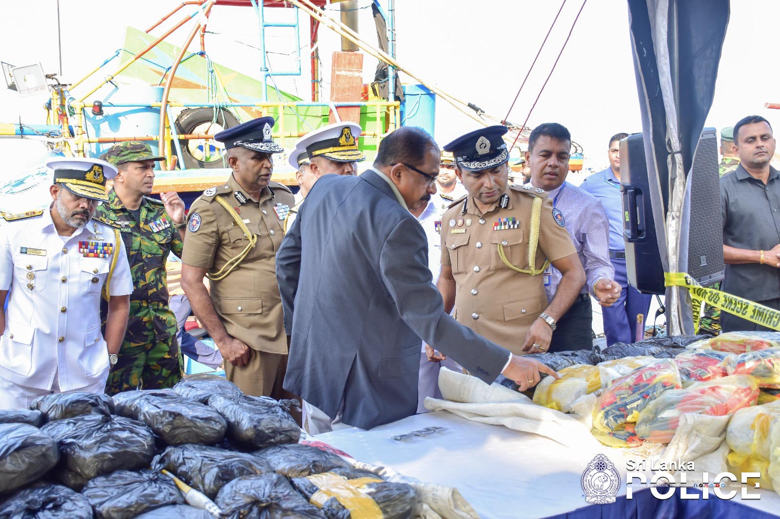 Two fishing vessels carrying 296 kg and 796 g of heroin and crystal methamphetamine seized