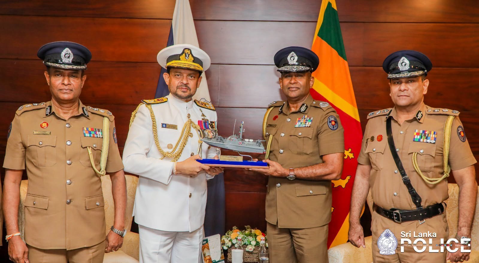 Vice Admiral Mr. Damian Fernando, the 27th Commander of the Sri Lanka Navy, Visits Police Headquarters